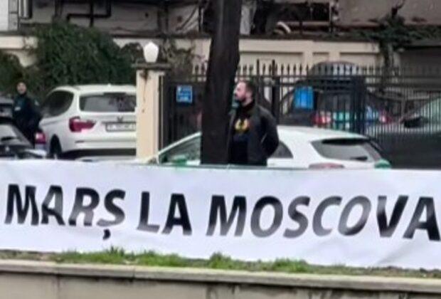 „Marș la Moscova”. Protest în fața Ambasadei Rusiei, organizată de Lupii Tricolori: „Împotriva trompetelor și conservelor rusești care manipulează românii”