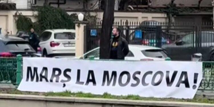 „Marș la Moscova”. Protest în fața Ambasadei Rusiei, organizată de Lupii Tricolori: „Împotriva trompetelor și conservelor rusești care manipulează românii”