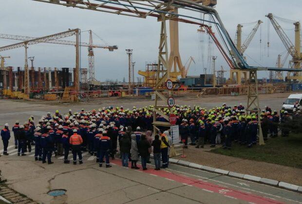 VIDEO Protest la șantierul naval Mangalia. Angajații cer plata salariilor restante și asigurări că activitatea va continua