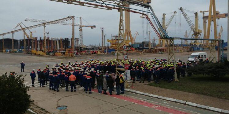 VIDEO Protest la șantierul naval Mangalia. Angajații cer plata salariilor restante și asigurări că activitatea va continua