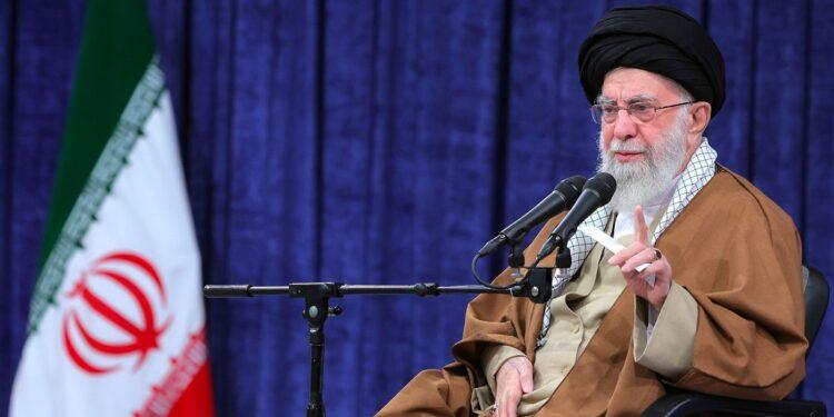 LIVE Ce s-a întâmplat în prima noapte în Iran, după atacul SUA și Israel și după ce Donald Trump a anunțat moartea lui Ali Khamenei. Iranul a atacat aeroporturile din Dubai și Abu Dhabi. Israelul a lansat un nou val de atacuri