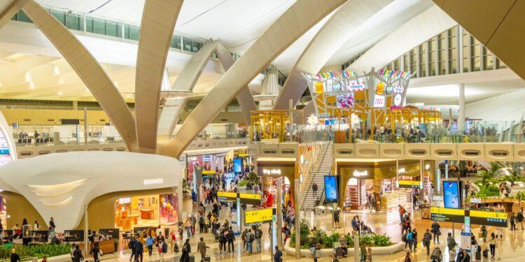Un mort și mai mulți răniți într-un incident la cel mai important aeroport din Abu Dhabi