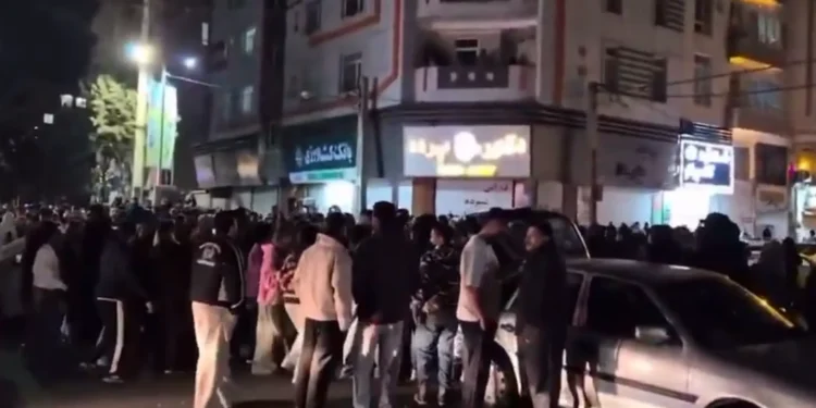 VIDEO Strigăte de libertate în noapte: pe străzile din Teheran lumea începe să sărbătorească prăbușirea liderului suprem