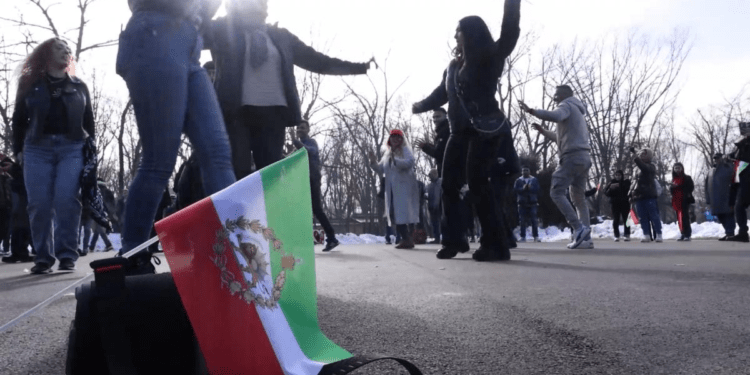 Cum sărbătoresc iranienii din Bucureşti decapitarea conducerii de la Teheran