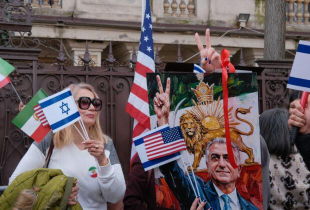 Protest în fața Ambasadei Iranului din București: zeci de iranieni au strigat mulțumiri pentru Trump și Netanyahu