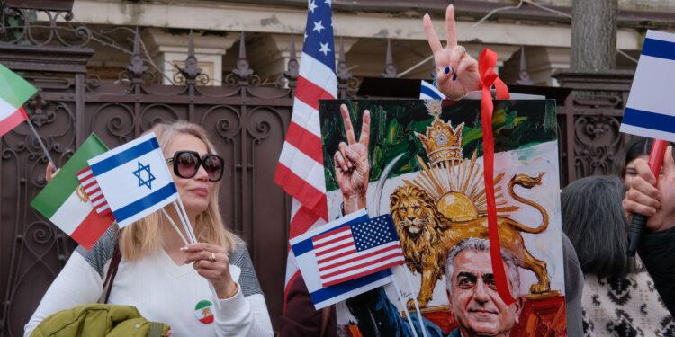 Protest în fața Ambasadei Iranului din București: zeci de iranieni au strigat mulțumiri pentru Trump și Netanyahu