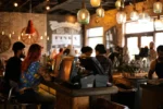 VIDEO Scandal pe internet după ce o moldoveancă a fost dată afară din restaurant, unde venise cu copilul: ‘Ne-au dus la o masă în bucătărie’
