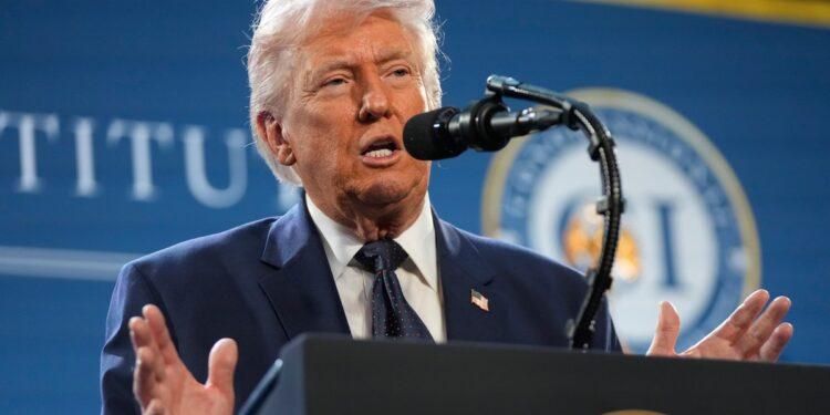 Donald Trump nu a vorbit deloc despre petrolul iranian, dar asta nu înseamnă că nu este cu ochii pe acesta