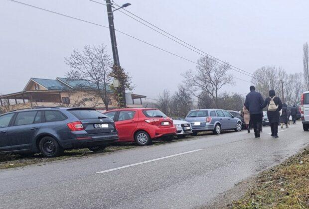 Stăpâni pe asfalt. Motivul nescris pentru care curțile românilor rămân goale, iar străzile pline