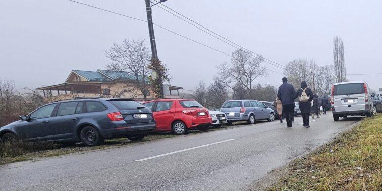 Stăpâni pe asfalt. Motivul nescris pentru care curțile românilor rămân goale, iar străzile pline
