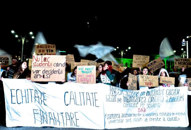 Ministrul Educaţiei a venit să vorbească cu studenţii care protestau în Piaţa Victoriei. Ce le-a transmis – VIDEO