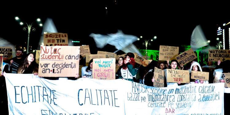 Ministrul Educaţiei a venit să vorbească cu studenţii care protestau în Piaţa Victoriei. Ce le-a transmis – VIDEO