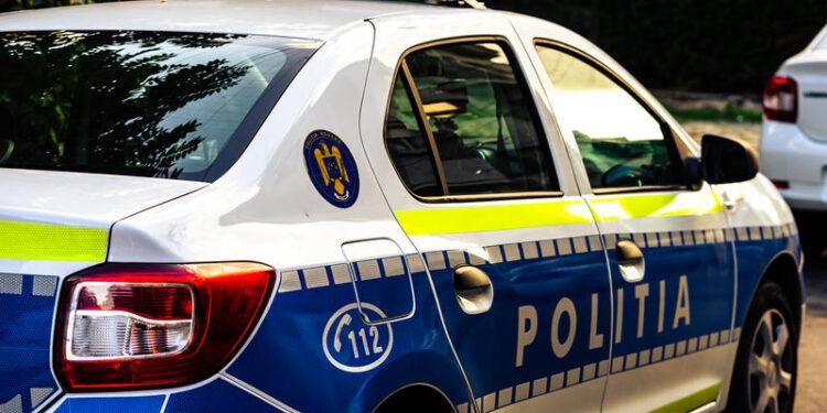 Un bărbat urmărit internaţional și două femei care au comis furturi din magazine, prinşi de poliţişti după ce au trecut cu mașina pe roşu
