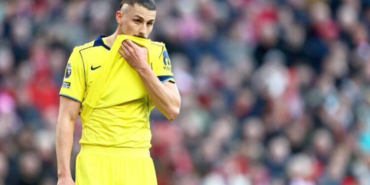 Englezii l-au lăsat corijent pe Radu Drăgușin pentru prestația din Liverpool