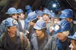 Sute de mineri protestează în faţa sediului Complexului Energetic Oltenia din Târgu Jiu