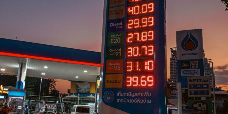 Prețul petrolului crește din nou, în ciuda anunțului lui Trump despre „distrugerea completă” a insulei strategice Kharg