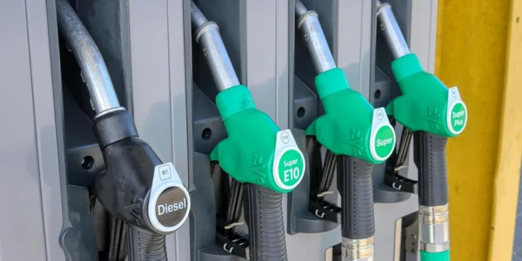 Prețurile la carburanți au crescut, dar chiar câștigă masiv statul? Calculul făcut de un economist după scumpiri