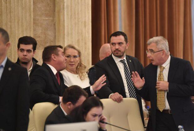Scandal în Parlament: Amendamentul PSD privind ajutoarele pentru pensionari, picat de două ori la vot / Dezbaterile din comisiile buget-finanțe, suspendate până joi / Tensiuni în coaliție/ video