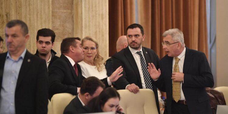 Scandal în Parlament: Amendamentul PSD privind ajutoarele pentru pensionari, picat de două ori la vot / Dezbaterile din comisiile buget-finanțe, suspendate până joi / Tensiuni în coaliție/ video