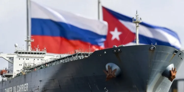 Vladimir Putin dă o mână de ajutor dușmanilor lui Trump. Trimite petrol și gaze în Cuba în ciuda restricțiilor