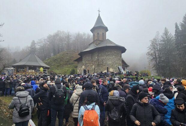 Ce cred tinerii din generația Z despre biserici: „Pe lângă slujbă, statul în picioare două ore mă face să mă simt rău”