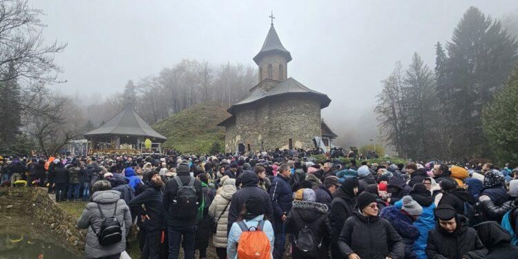 Ce cred tinerii din generația Z despre biserici: „Pe lângă slujbă, statul în picioare două ore mă face să mă simt rău”
