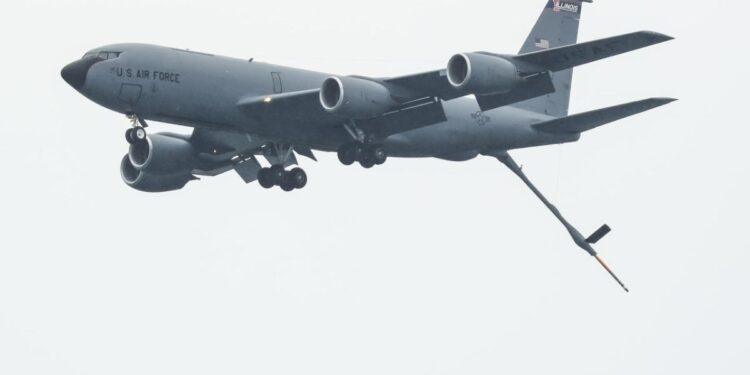 Ministrul Apărării confirmă: Trei avioane KC-135 Stratotanker au decolat de la București. „Nu știu unde se duc”