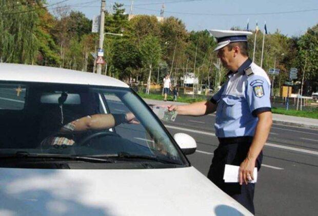 Șofer care circula cu 240 la oră, oprit de Poliție să-l întrebe de unde are atâta bănet de benzină