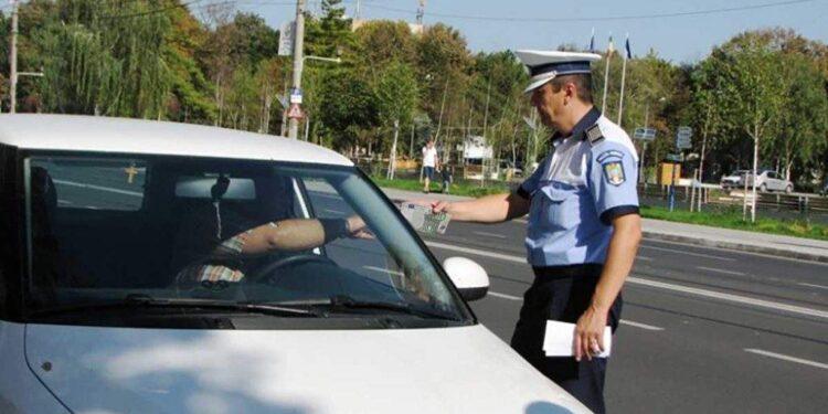 Șofer care circula cu 240 la oră, oprit de Poliție să-l întrebe de unde are atâta bănet de benzină