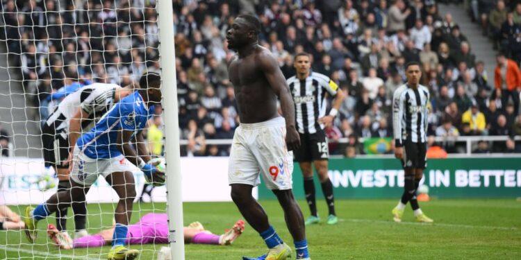 GOOOOOL după o eroare uriașă în Newcastle -9 de poveste în Tyne–Wear derby, ACUM pe VOYO!