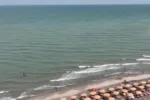De ce costă mult şezlongul pe litoral. Banii îi iau Apele Române