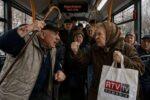 Bătaie generală în autobuzul 335 între pensionarii care se uită la RTV şi ăia cu Realitatea Plus