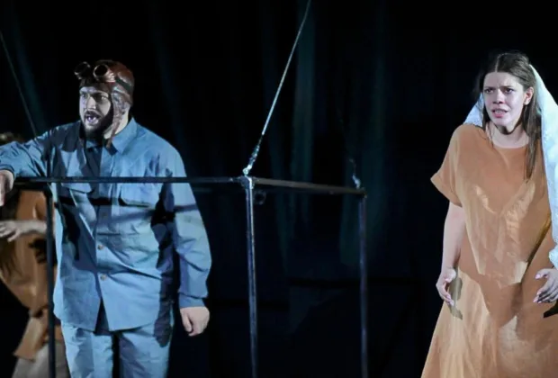 Spectacolul “Omul cel Bun din SÎciuan”, o parabolă modernă despre fragilitatea binelui într-o lume nedreaptă, la Teatrul Infinit