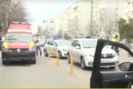 FOTO Accident cu ambulanță în față la Grigore Alexandrescu: un șofer i-a tăiat calea, mai multe mașini implicate. O persoană, la spital