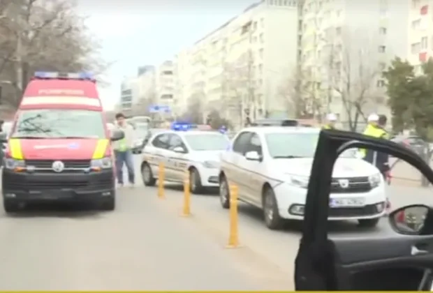FOTO Accident cu ambulanță în față la Grigore Alexandrescu: un șofer i-a tăiat calea, mai multe mașini implicate. O persoană, la spital