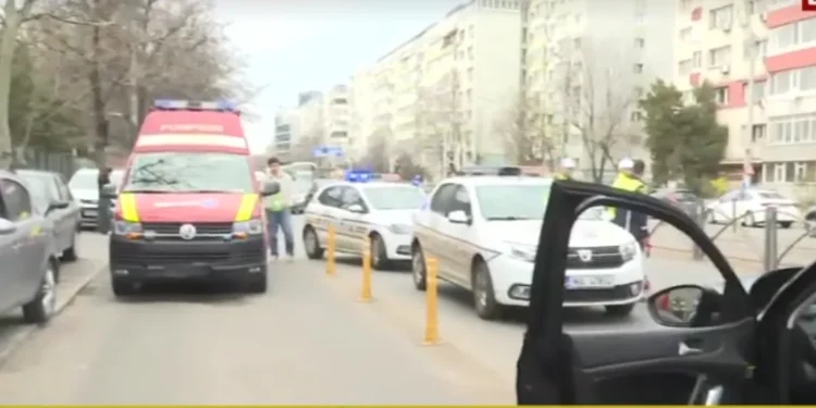 FOTO Accident cu ambulanță în față la Grigore Alexandrescu: un șofer i-a tăiat calea, mai multe mașini implicate. O persoană, la spital