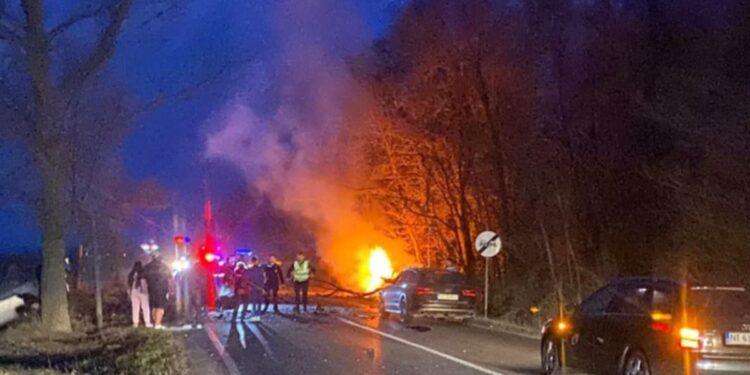 Patru morți într-un accident în Neamț: o mașină a luat foc la impactul cu un alt autoturism. Un bebeluș, printre victime