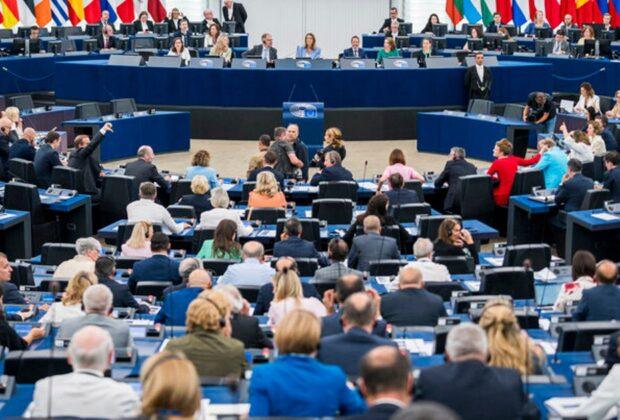 Parlamentul European a aprobat eliminarea taxelor pentru produsele americane, dar cu garanții: „Nu ne vom lăsa intimidaţi”
