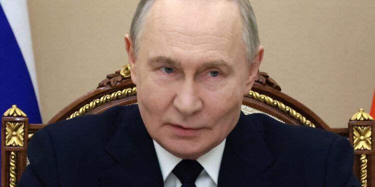 Vladimir Putin i-a adunat pe oligarhii ruși într-o ședință cu ușile închise ca să stoarcă bani de la ei. Ce se știe despre întâlnire