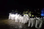 VIDEO FOTO Situație critică pe râul Putna: autoritățile au amplasat diguri și mii de saci de nisip