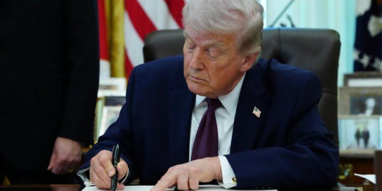 Donald Trump susține că Iranul a cerut un armistițiu, dar SUA îl ignoră
