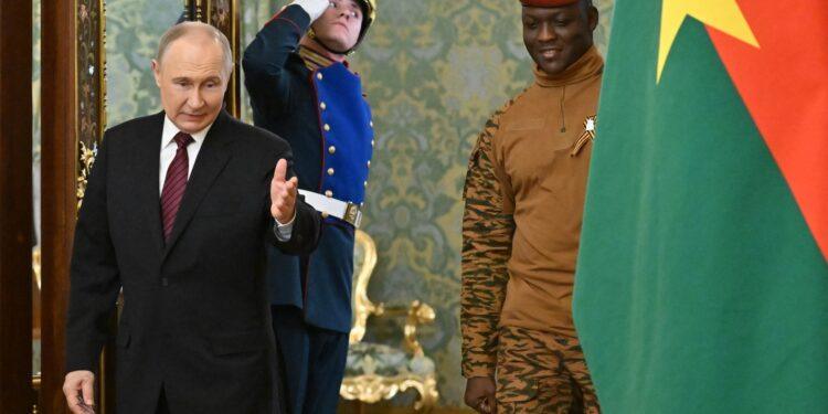 O juntă militară ce a promis alegeri după puci s-a răzgândit: „Trebuie să spunem adevărul: democrația nu este pentru noi”