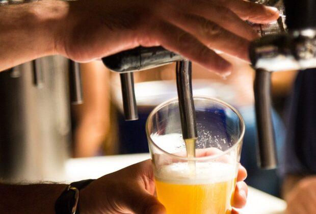 Ingredientul minune care a transformat cea mai populară băutură alcoolică a lumii. Stareța genială care a dat gustul berii moderne