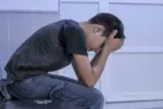 De ce ”cad” copiii de la etaj: ce le lipsește copiilor care ”au totul” VIDEO. Exemplul unei adolescente care s-a gândit brusc la suicid când a aflat o veste cumplită