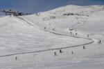Zeci de turişti stau la coadă să ajungă la pârtiile din Munţii Bucegi, de Florii. Vreme excelentă la Sinaia