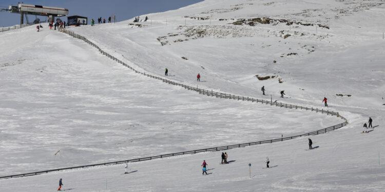 Zeci de turişti stau la coadă să ajungă la pârtiile din Munţii Bucegi, de Florii. Vreme excelentă la Sinaia
