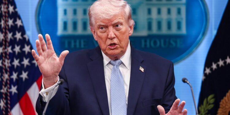 Trump amenință cu închisoarea jurnalistul care a relatat despre aviatorul dispărut în urma doborârii avionului F-15