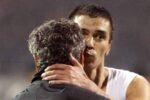 Daniel Pancu a îngenuncheat lângă sicriul lui Mircea Lucescu! ”A fost darul lui Dumnezeu pentru fotbal”