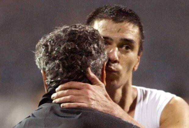 Daniel Pancu a îngenuncheat lângă sicriul lui Mircea Lucescu! ”A fost darul lui Dumnezeu pentru fotbal”