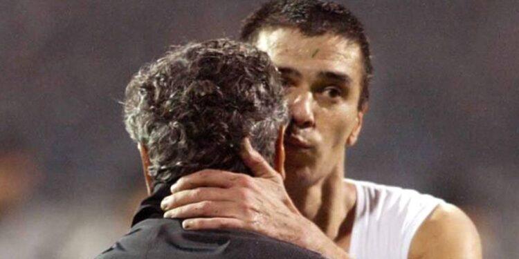 Daniel Pancu a îngenuncheat lângă sicriul lui Mircea Lucescu! ”A fost darul lui Dumnezeu pentru fotbal”